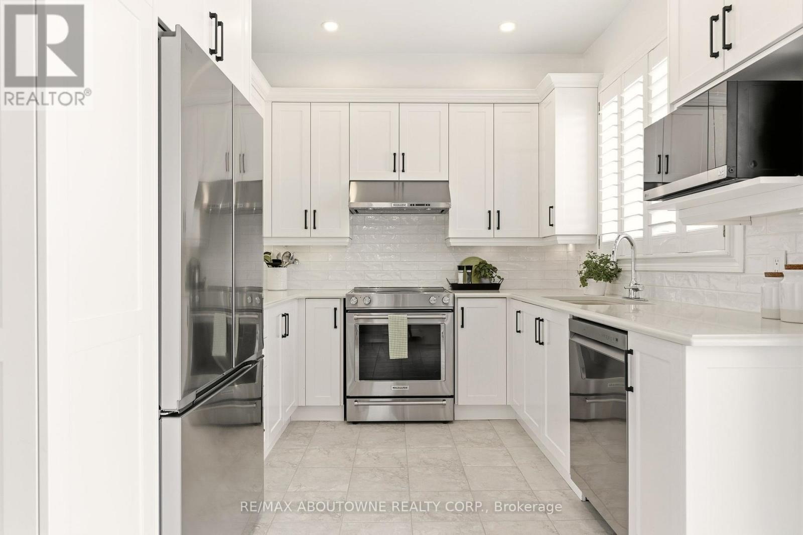 34 - 300 Ravineview Way, Oakville, Ontario  L6H 7J1 - Photo 18 - W12839656