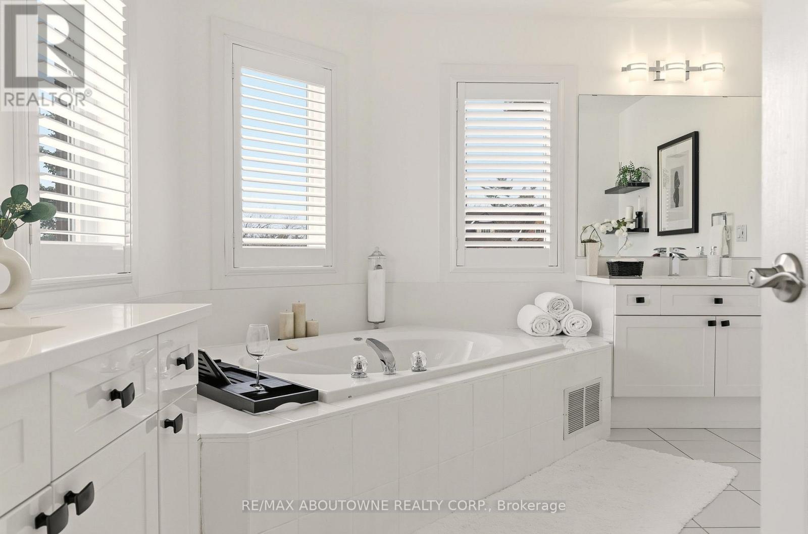 34 - 300 Ravineview Way, Oakville, Ontario  L6H 7J1 - Photo 30 - W12839656