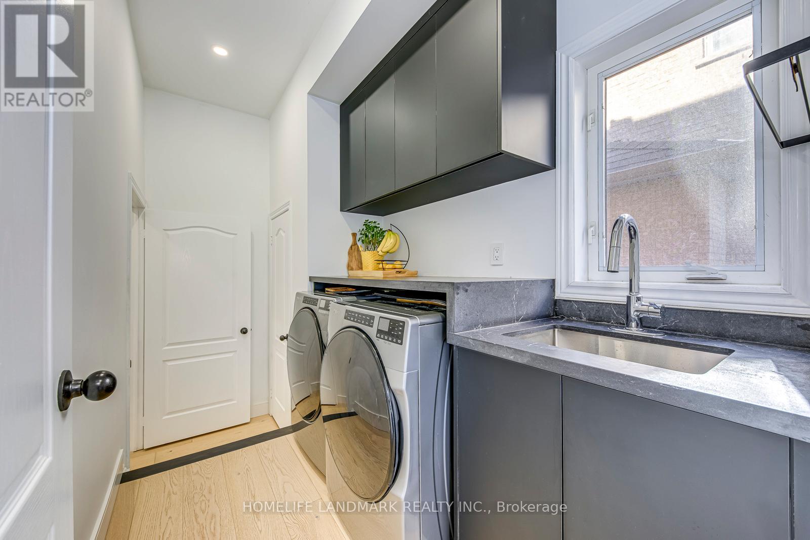 1516 Pinery Crescent, Oakville, Ontario  L6H 7J9 - Photo 20 - W12839670