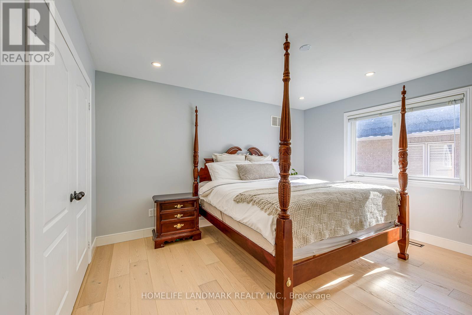 1516 Pinery Crescent, Oakville, Ontario  L6H 7J9 - Photo 38 - W12839670