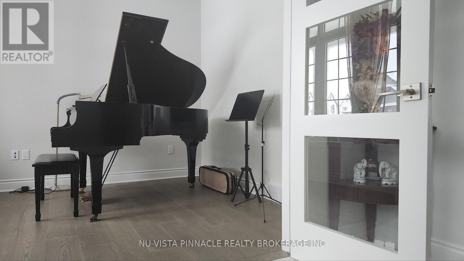 1924 Trailsway Drive, London South, Ontario  N6K 0K7 - Photo 4 - X12839934