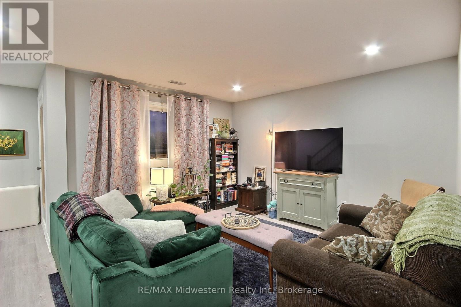 35 - 287 Chapel Hill Drive, Kitchener, Ontario  N2R 0S4 - Photo 4 - X12839996