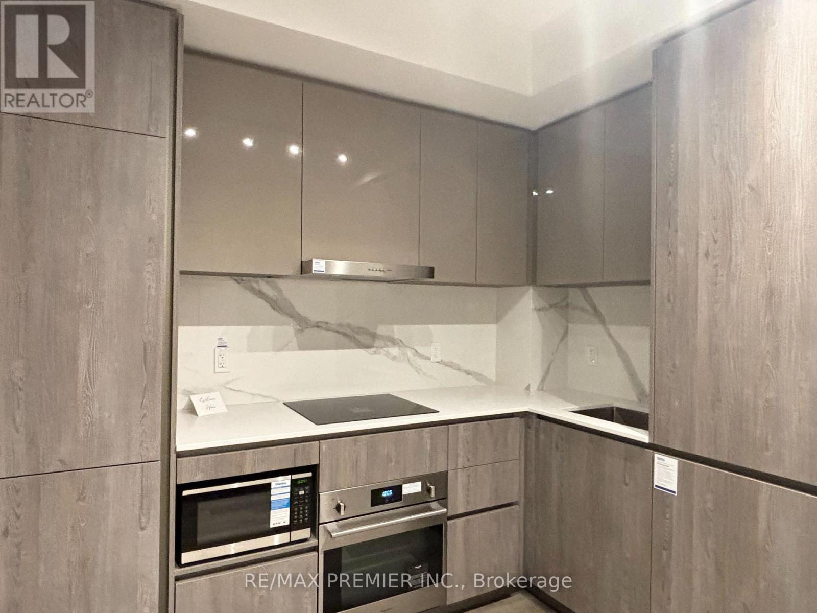 5815 - 8 Interchange Way, Vaughan (Vaughan Corporate Centre), Ontario  L4K 0R2 - Photo 2 - N12839970