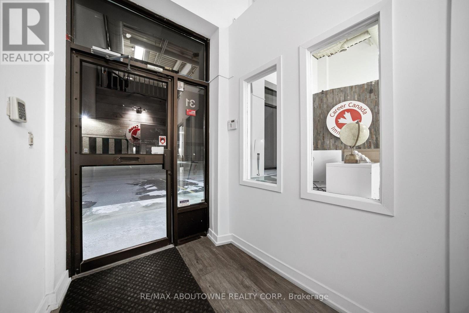 31 - 775 Pacific Road, Oakville, Ontario  L6L 6M4 - Photo 2 - W12839748