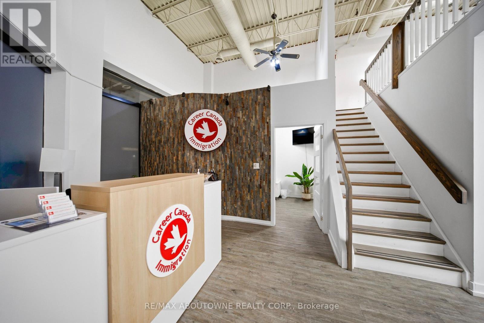 31 - 775 Pacific Road, Oakville, Ontario  L6L 6M4 - Photo 3 - W12839748