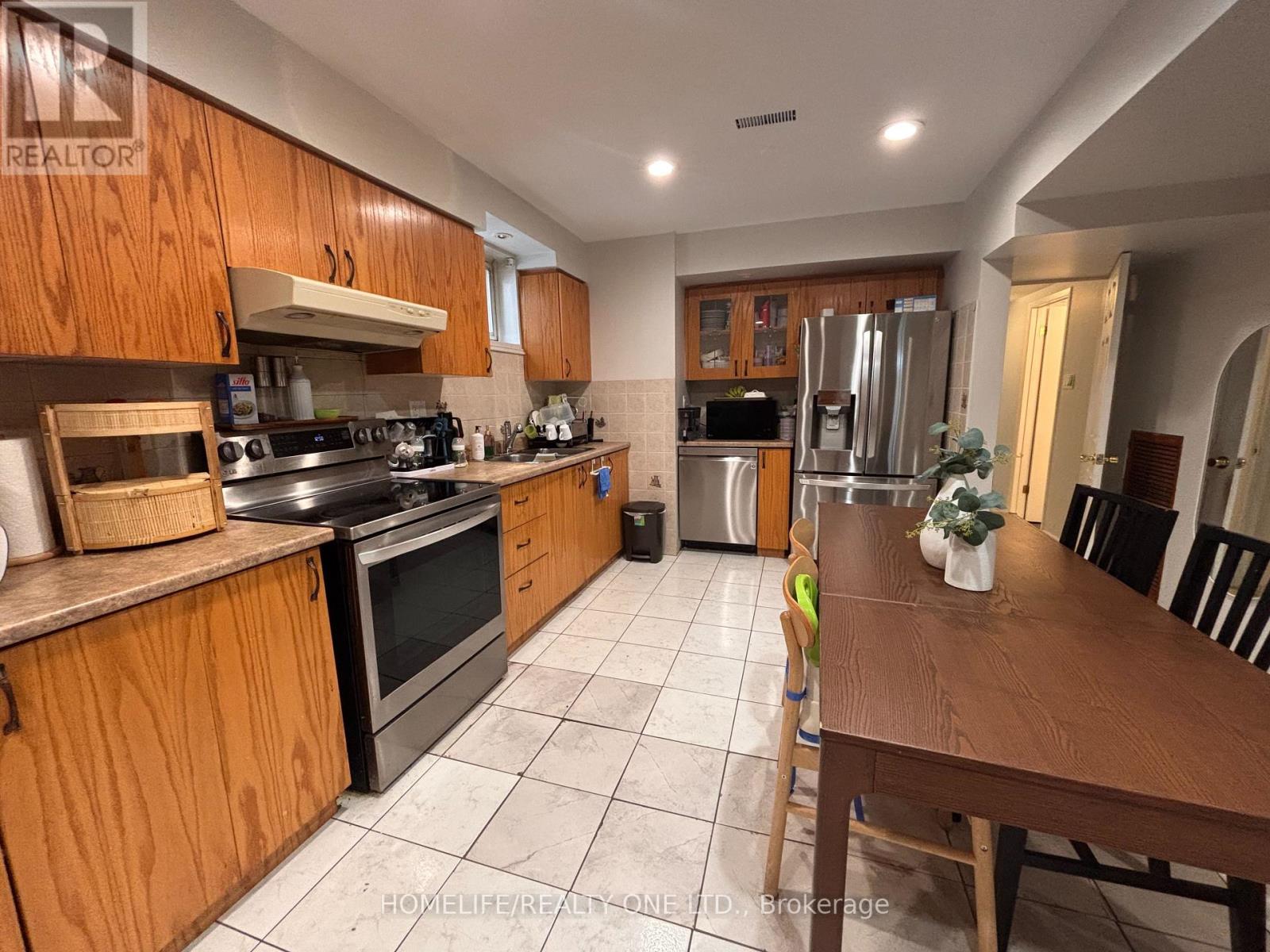 77 Newlin Crescent, Toronto, Ontario  M3L 1X5 - Photo 27 - W12839774