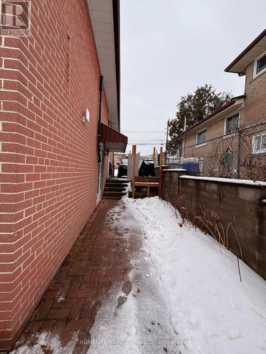 77 Newlin Crescent, Toronto, Ontario  M3L 1X5 - Photo 35 - W12839774