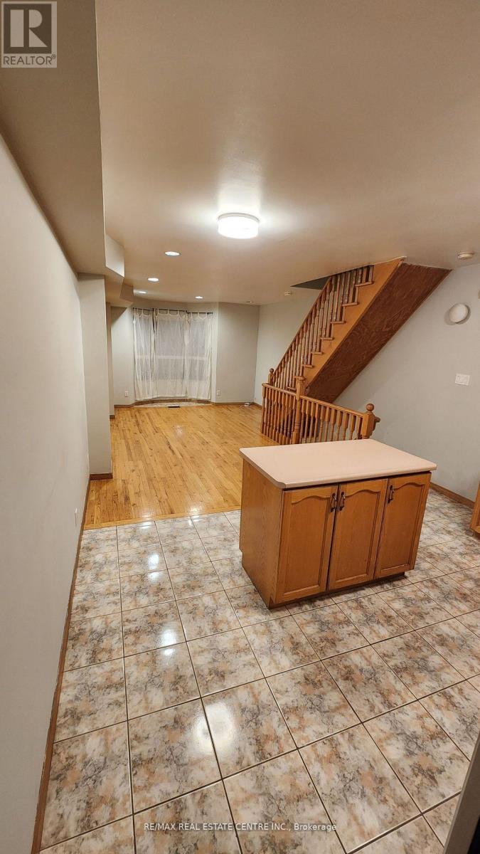 Upper - 908 Ossington Avenue, Toronto (Dovercourt-Wallace Emerson-Junction), Ontario  M6G 3V1 - Photo 3 - W12839782