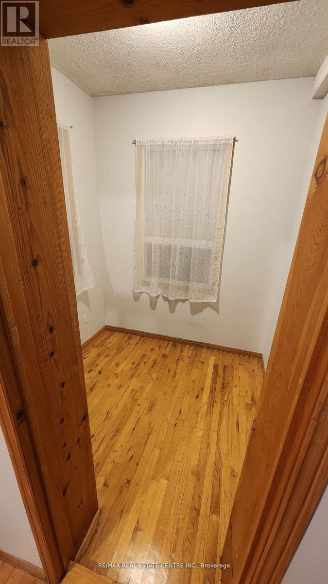 Upper - 908 Ossington Avenue, Toronto (Dovercourt-Wallace Emerson-Junction), Ontario  M6G 3V1 - Photo 6 - W12839782