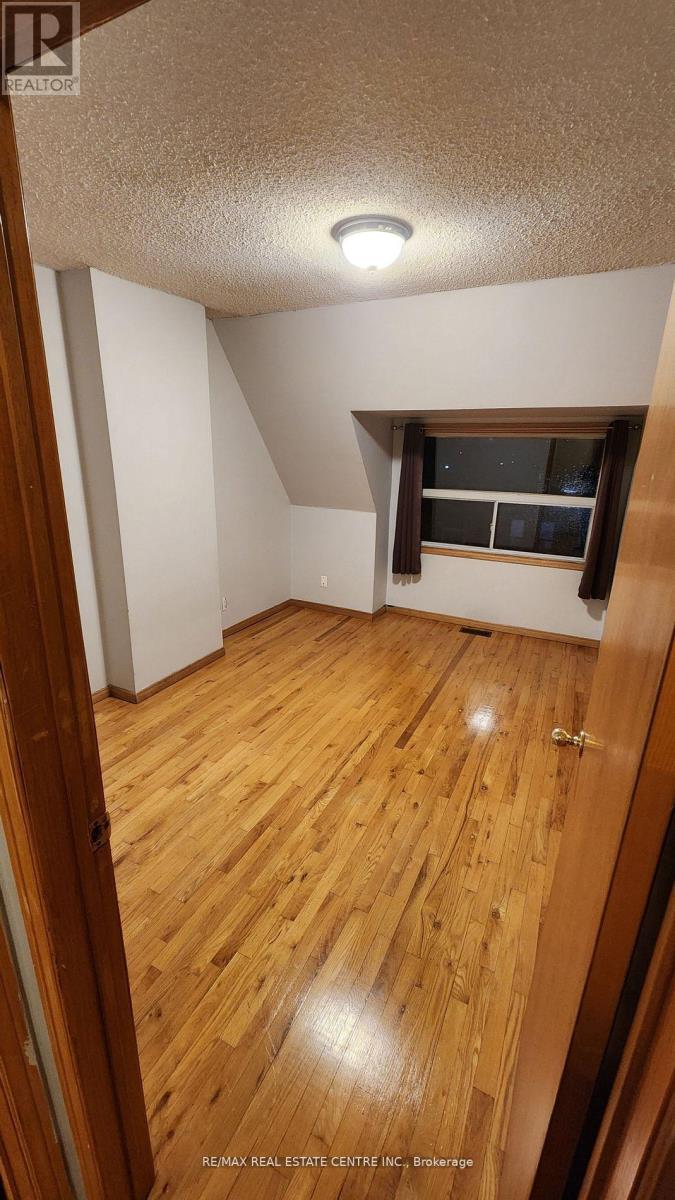 Upper - 908 Ossington Avenue, Toronto (Dovercourt-Wallace Emerson-Junction), Ontario  M6G 3V1 - Photo 9 - W12839782