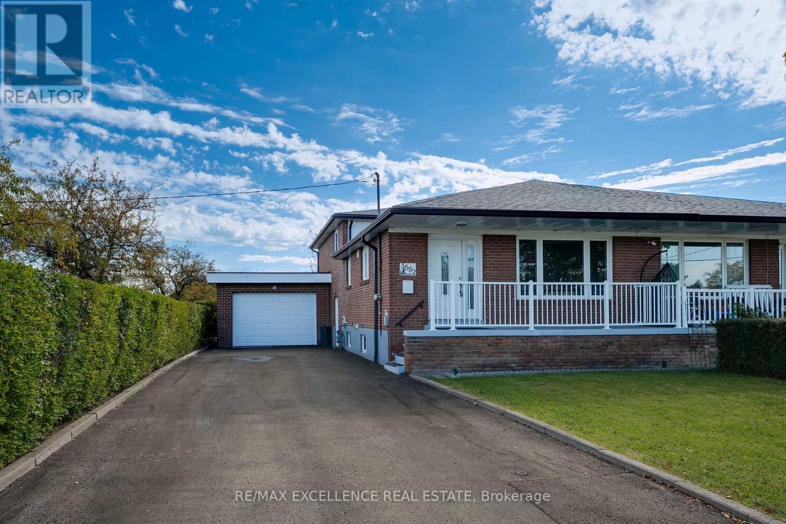 3692 Crabtree Crescent, Mississauga, Ontario  L4T 1S6 - Photo 3 - W12839902