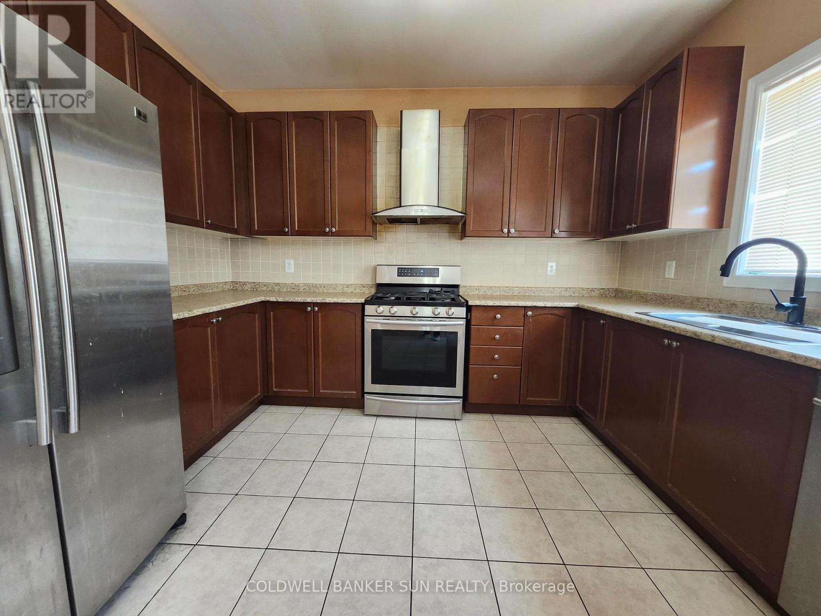 Upper - 31 Powell Drive, Brampton, Ontario  L6R 0L1 - Photo 3 - W12839978