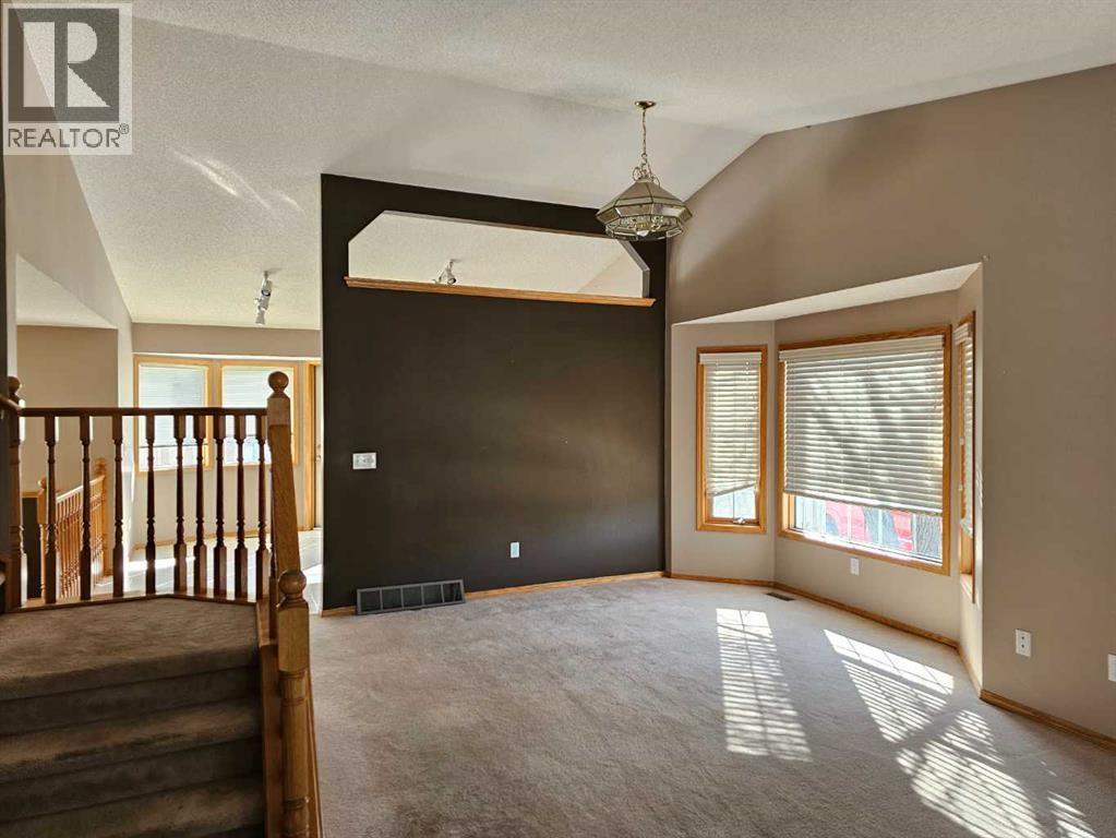 302 Meadowbrook Bay Se, Airdrie, Alberta  T4A 2B2 - Photo 8 - A2233014