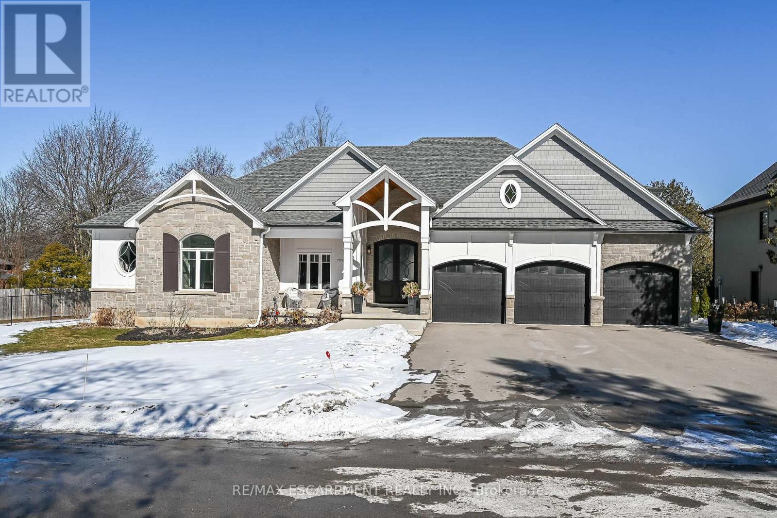 747 Vernon Place, Hamilton, Ontario  L9G 3H4 - Photo 2 - X12839766