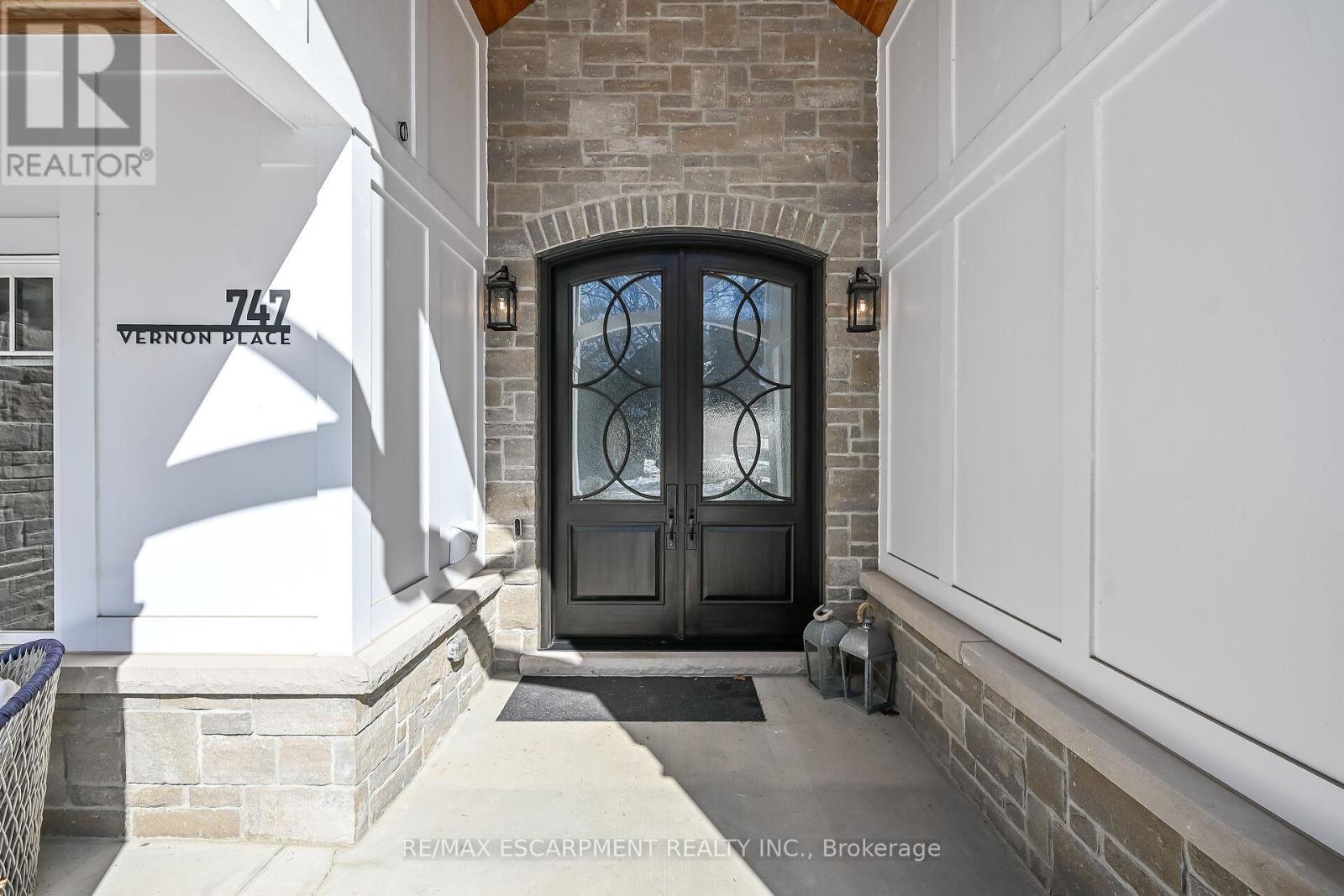 747 Vernon Place, Hamilton, Ontario  L9G 3H4 - Photo 3 - X12839766