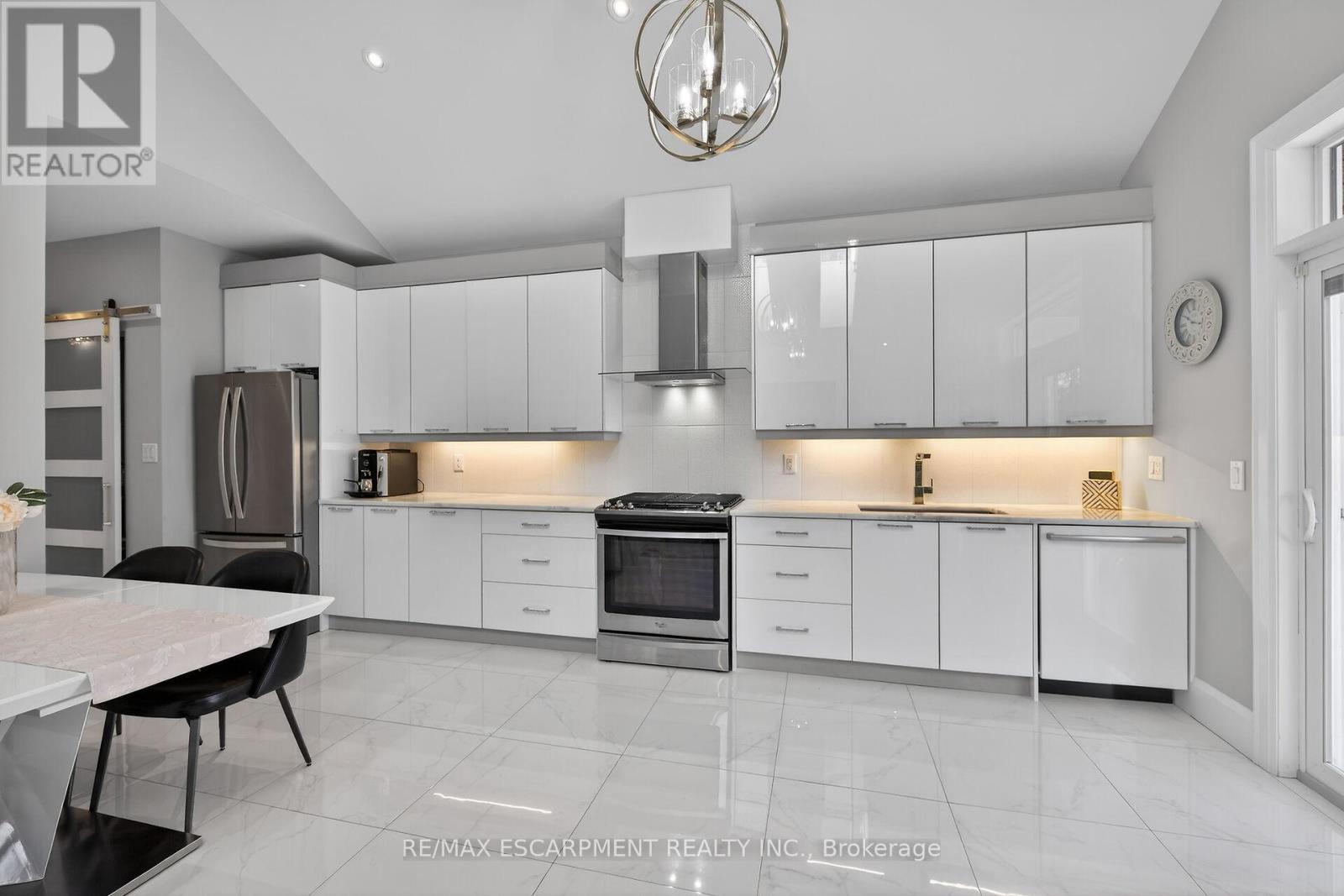 747 Vernon Place, Hamilton, Ontario  L9G 3H4 - Photo 38 - X12839766