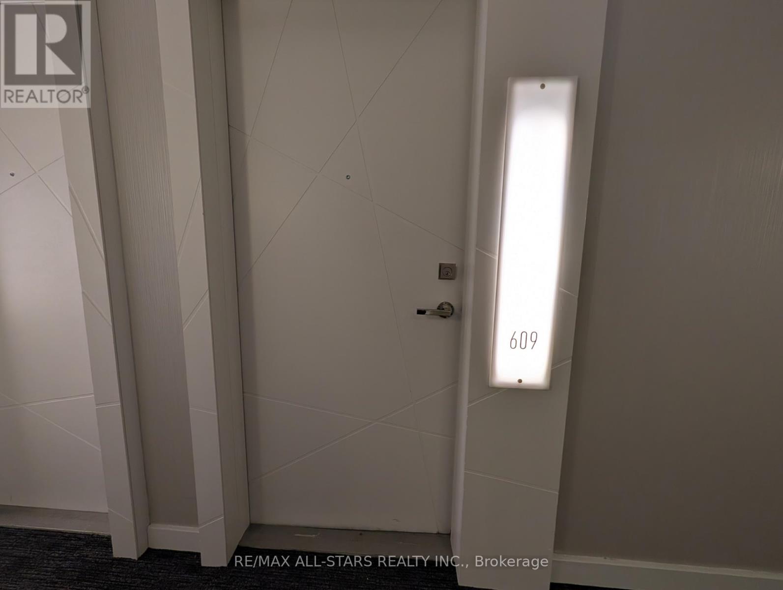 609 - 14 York Street, Toronto, Ontario  M5J 0B1 - Photo 2 - C12840078