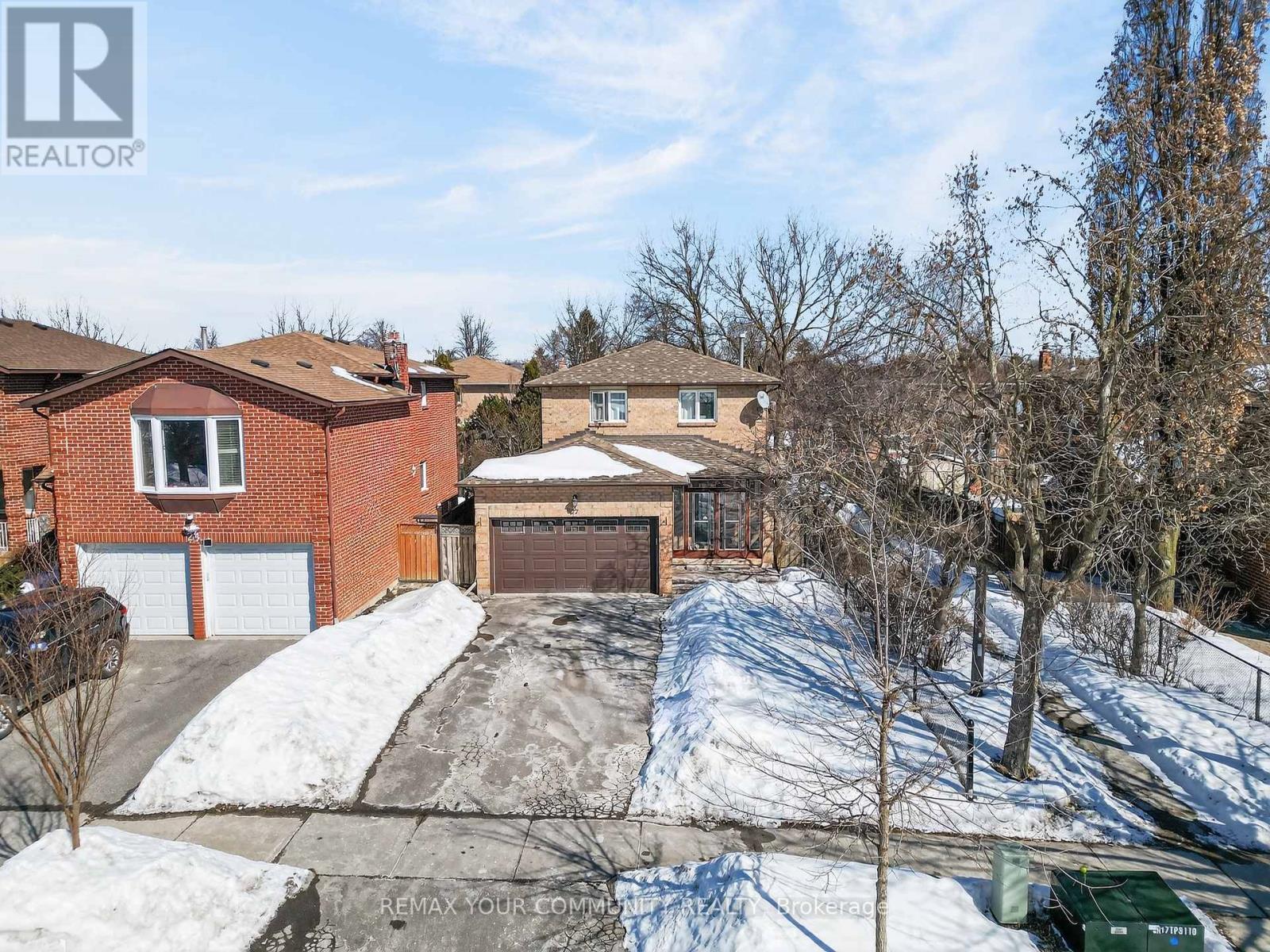 27 Pugsley Avenue, Richmond Hill (Crosby), Ontario  L4C 8V2 - Photo 3 - N12721962