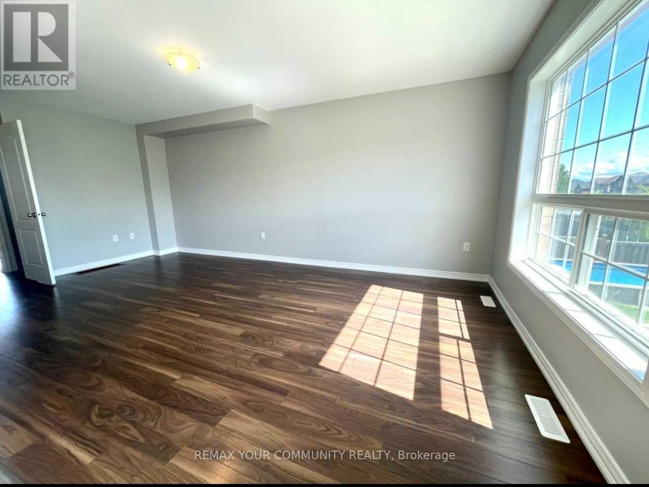 1385 Hunter (Main Flr) Street, Innisfil, Ontario  L9S 4B7 - Photo 6 - N12840098