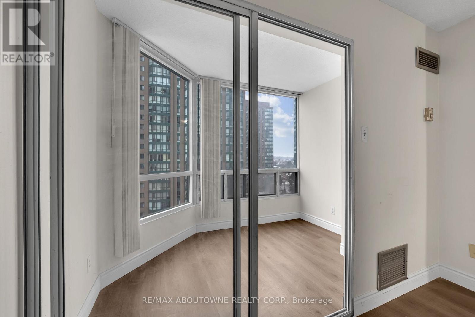 905 - 115 Hillcrest Avenue, Mississauga, Ontario  L5B 3Y9 - Photo 15 - W12840080