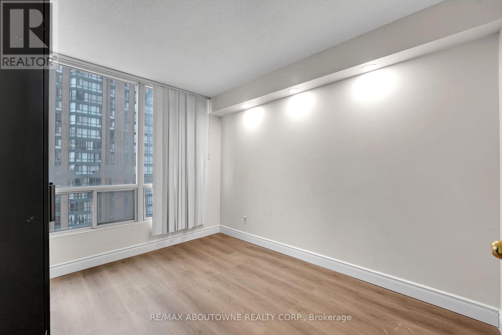 905 - 115 Hillcrest Avenue, Mississauga, Ontario  L5B 3Y9 - Photo 18 - W12840080