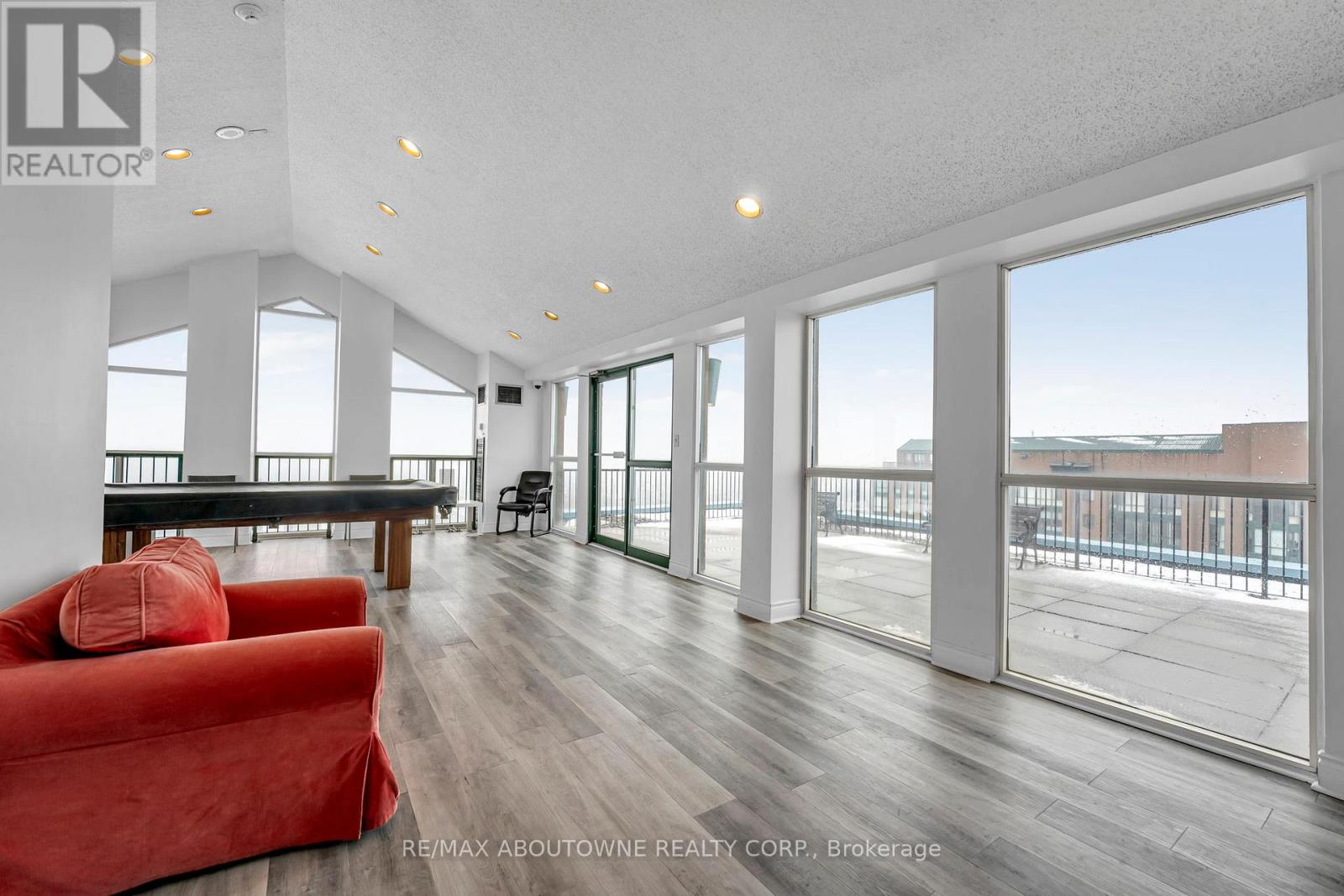 905 - 115 Hillcrest Avenue, Mississauga, Ontario  L5B 3Y9 - Photo 2 - W12840080