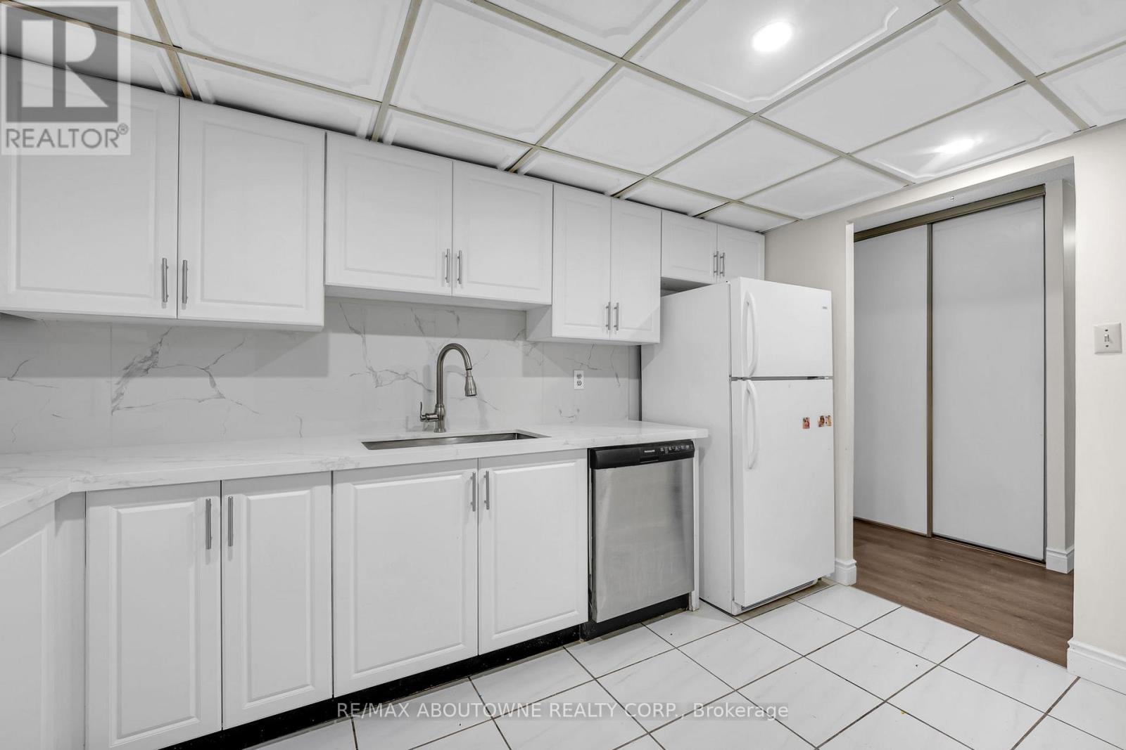 905 - 115 Hillcrest Avenue, Mississauga, Ontario  L5B 3Y9 - Photo 21 - W12840080