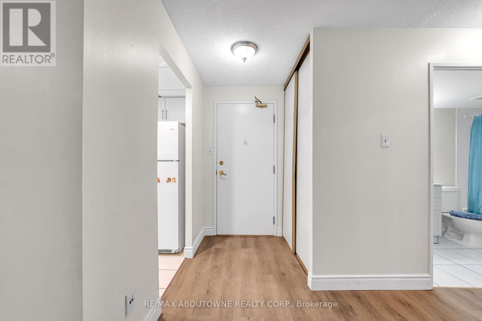 905 - 115 Hillcrest Avenue, Mississauga, Ontario  L5B 3Y9 - Photo 7 - W12840080