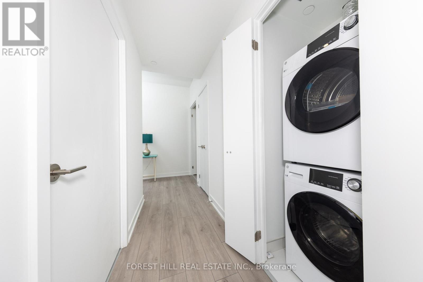 1804 - 1 Fairview Road E, Mississauga, Ontario  L5A 4C6 - Photo 16 - W12840082