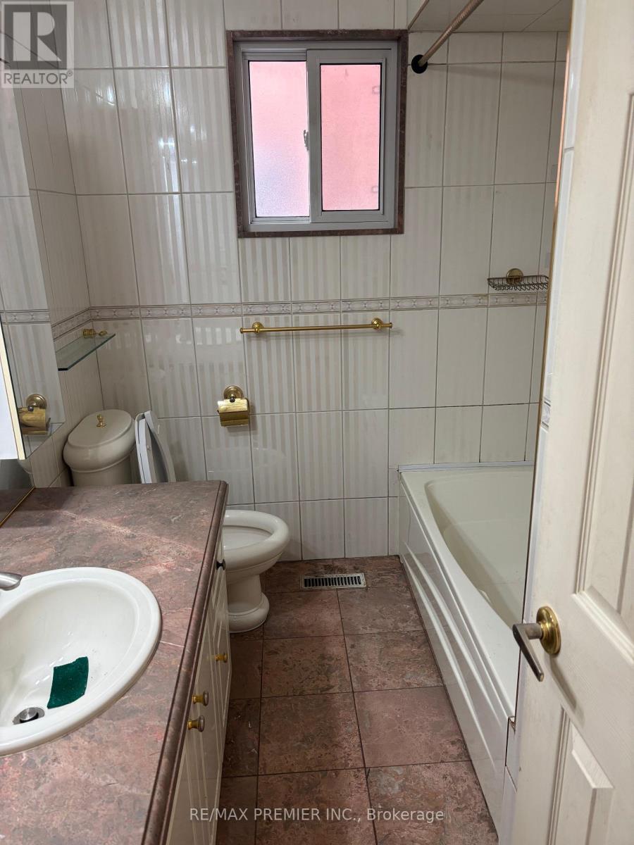 37 Irwin Road S, Toronto, Ontario  M9W 2P6 - Photo 7 - W12524294