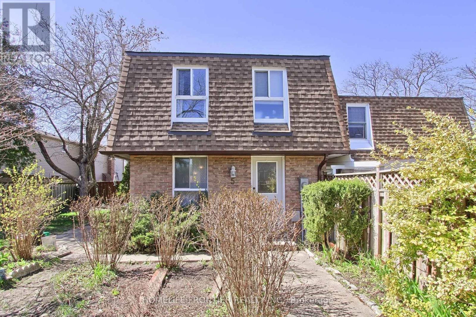 5 Penwick Crescent, Richmond Hill, Ontario  L4C 5B3 - Photo 1 - N12840208