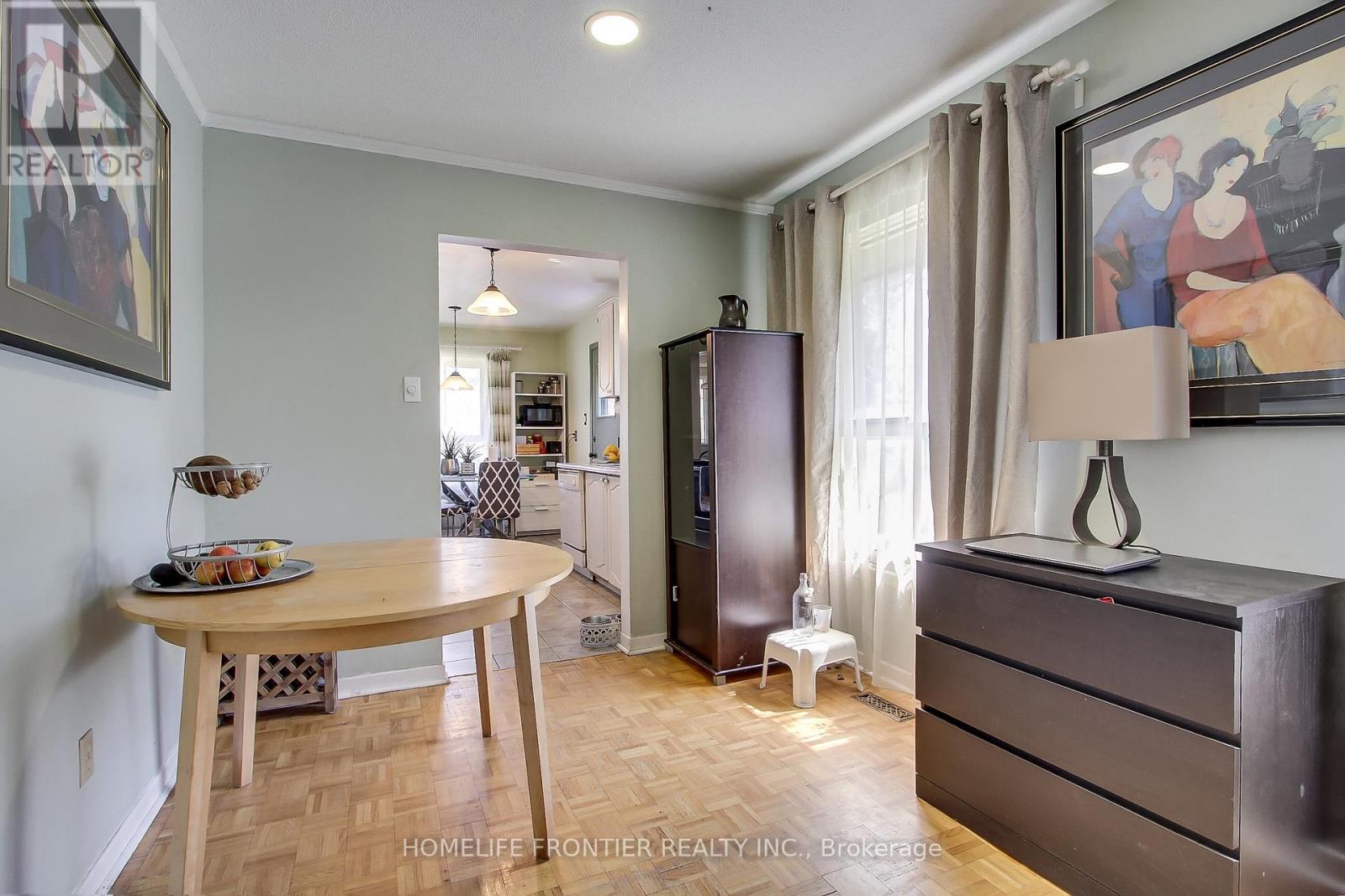 5 Penwick Crescent, Richmond Hill, Ontario  L4C 5B3 - Photo 8 - N12840208