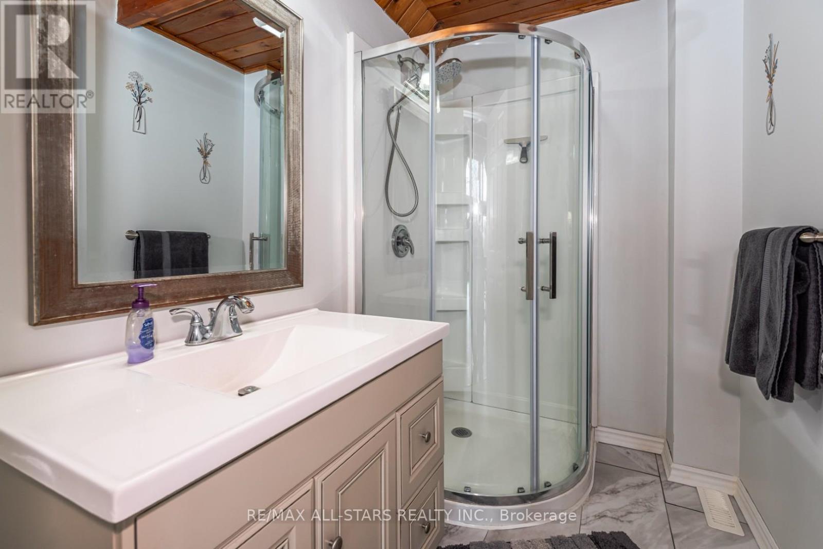 136 Riverbank Drive, Georgina, Ontario  L0E 1N0 - Photo 4 - N12840360