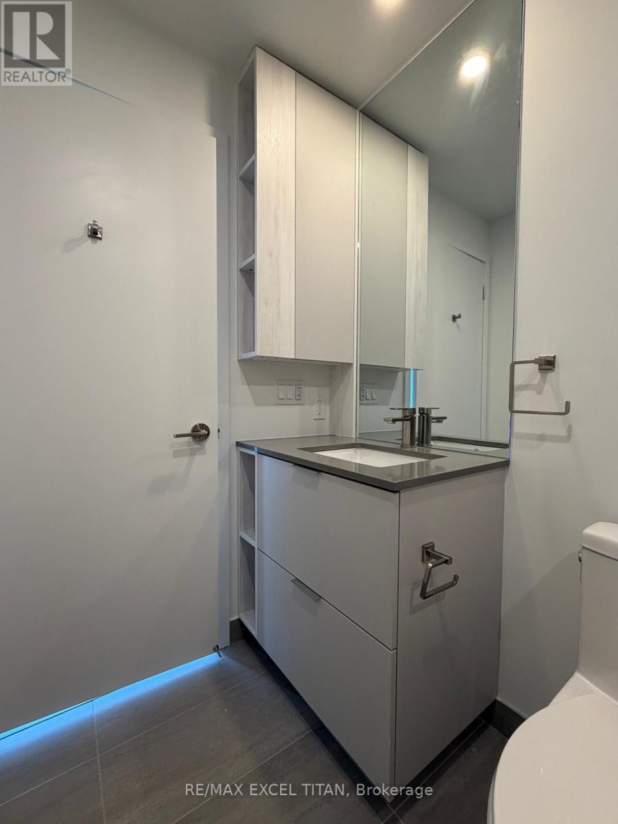 1711 - 1 Fairview Road E, Mississauga, Ontario  L5A 4C6 - Photo 17 - W12840242