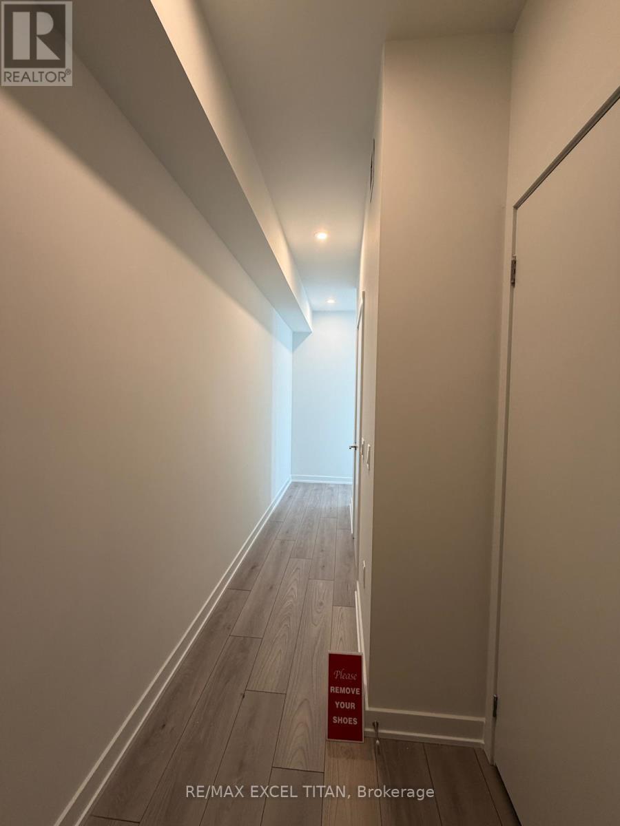 1711 - 1 Fairview Road E, Mississauga, Ontario  L5A 4C6 - Photo 3 - W12840242