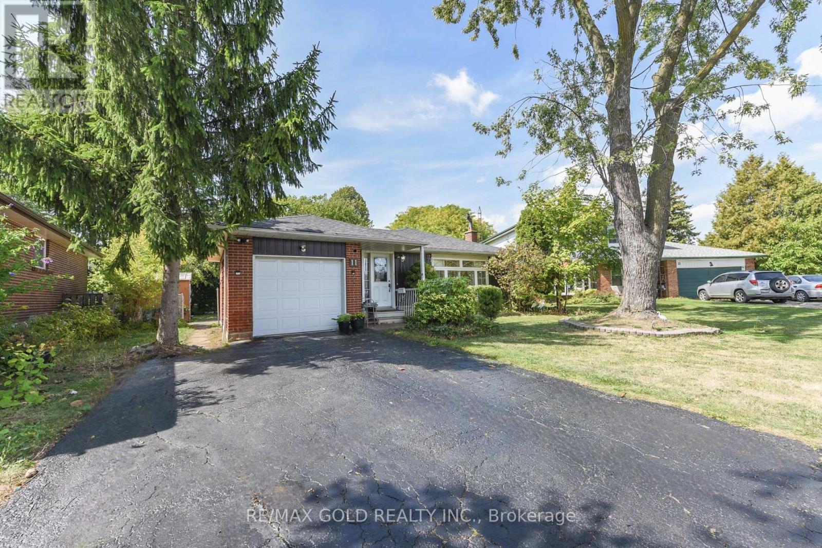 11 DUDLEY PLACE, Brampton, Ontario