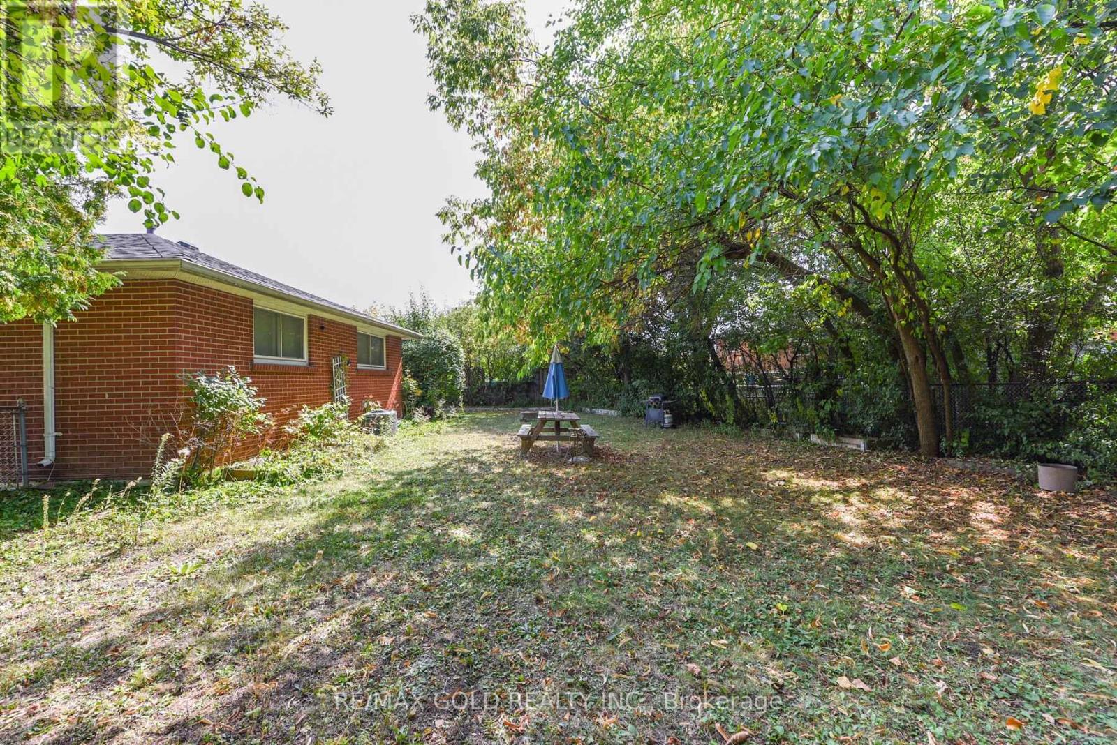 11 Dudley Place, Brampton, Ontario  L6T 3C2 - Photo 36 - W12840326