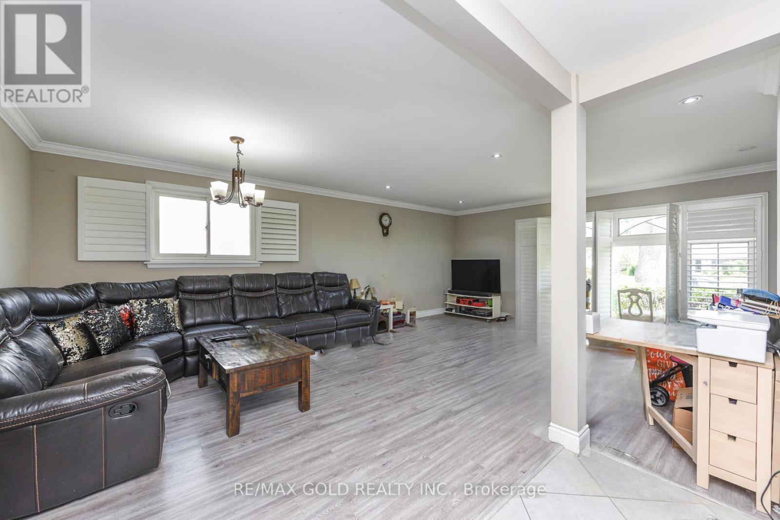 11 Dudley Place, Brampton, Ontario  L6T 3C2 - Photo 5 - W12840326