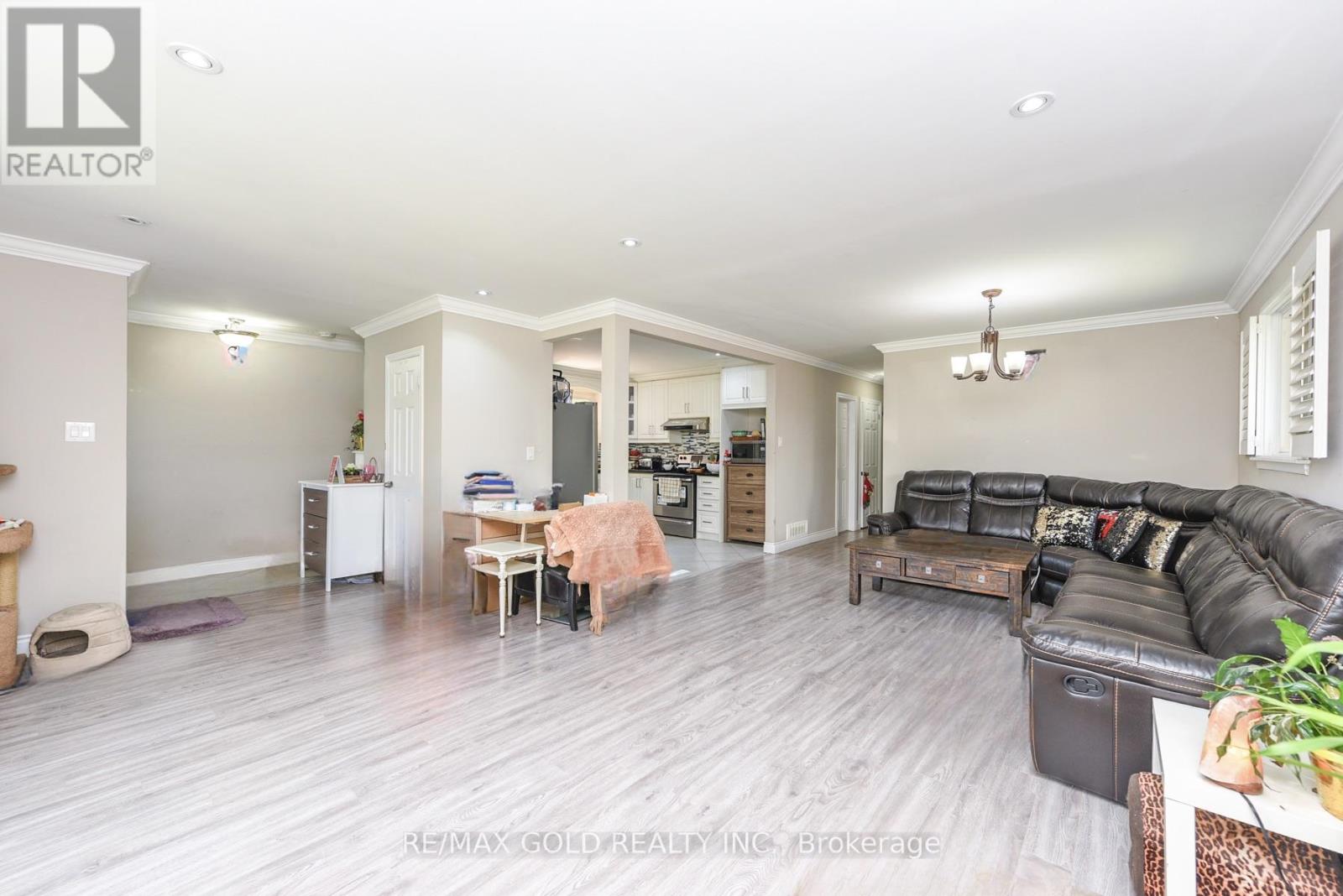 11 Dudley Place, Brampton, Ontario  L6T 3C2 - Photo 6 - W12840326