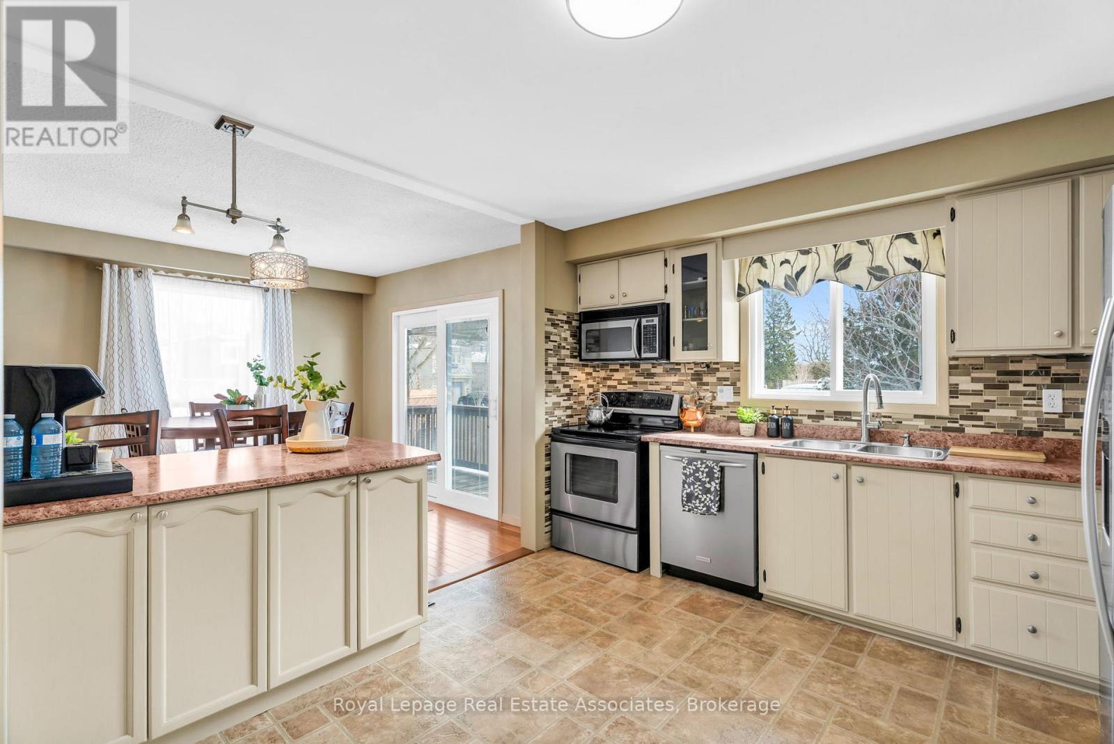 29 Norman Avenue, Halton Hills, Ontario  L7J 2R6 - Photo 18 - W12840344