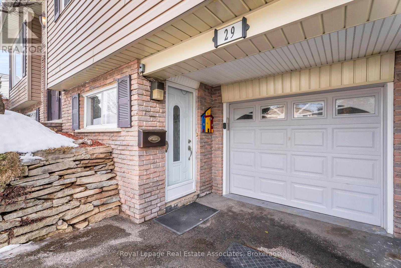 29 Norman Avenue, Halton Hills, Ontario  L7J 2R6 - Photo 6 - W12840344