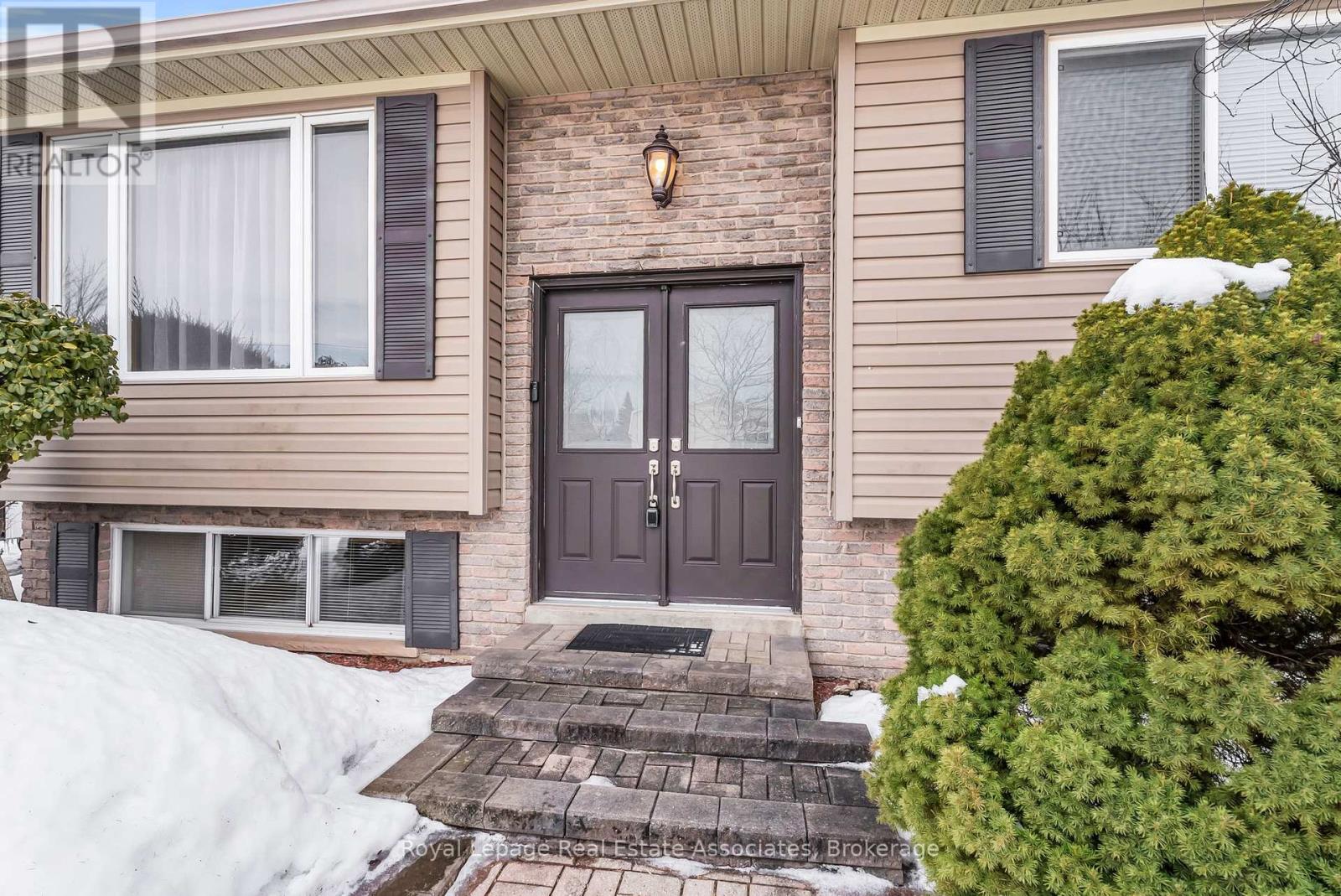 29 Norman Avenue, Halton Hills, Ontario  L7J 2R6 - Photo 7 - W12840344