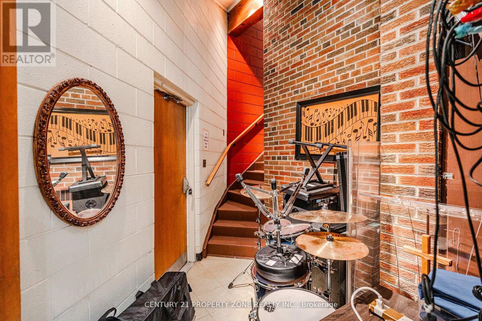 1261 North Sherdian Way, Mississauga, Ontario  L5H 2A3 - Photo 6 - W12840412