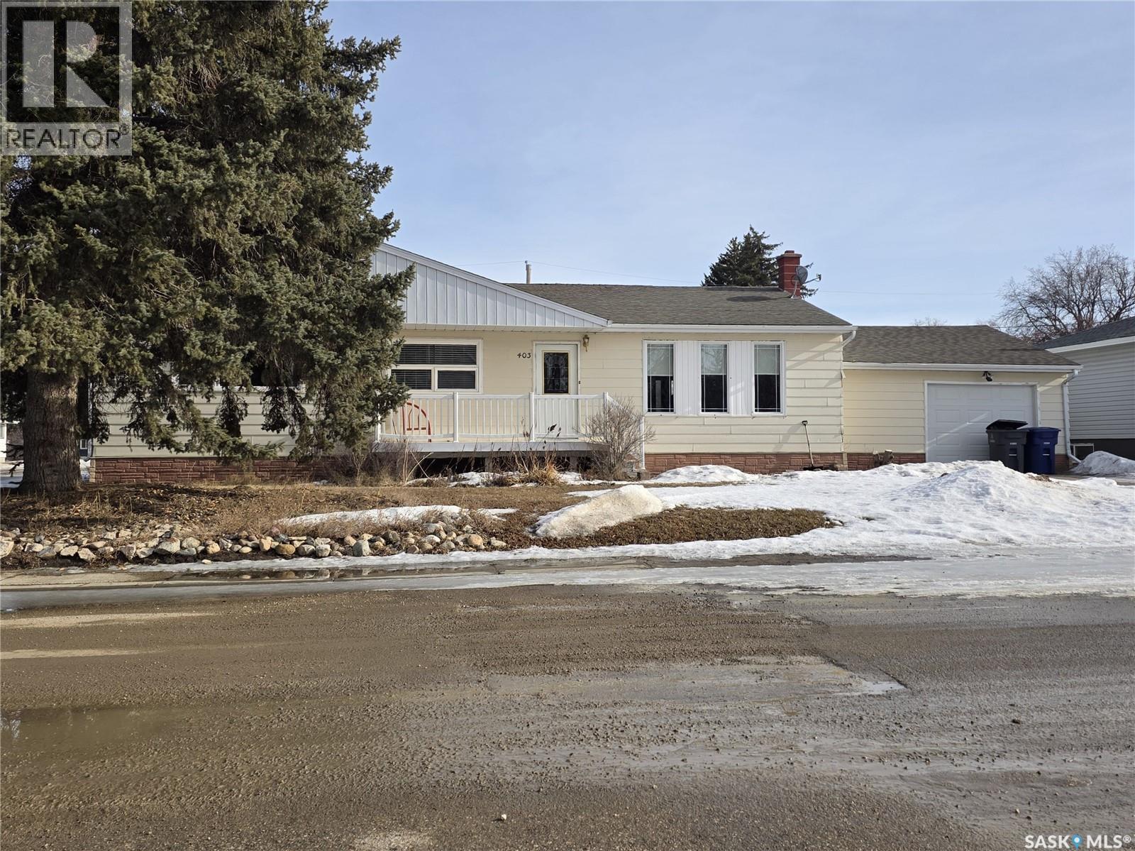 403 Thomson Street, Outlook, Saskatchewan  S0L 2N0 - Photo 3 - SK029228