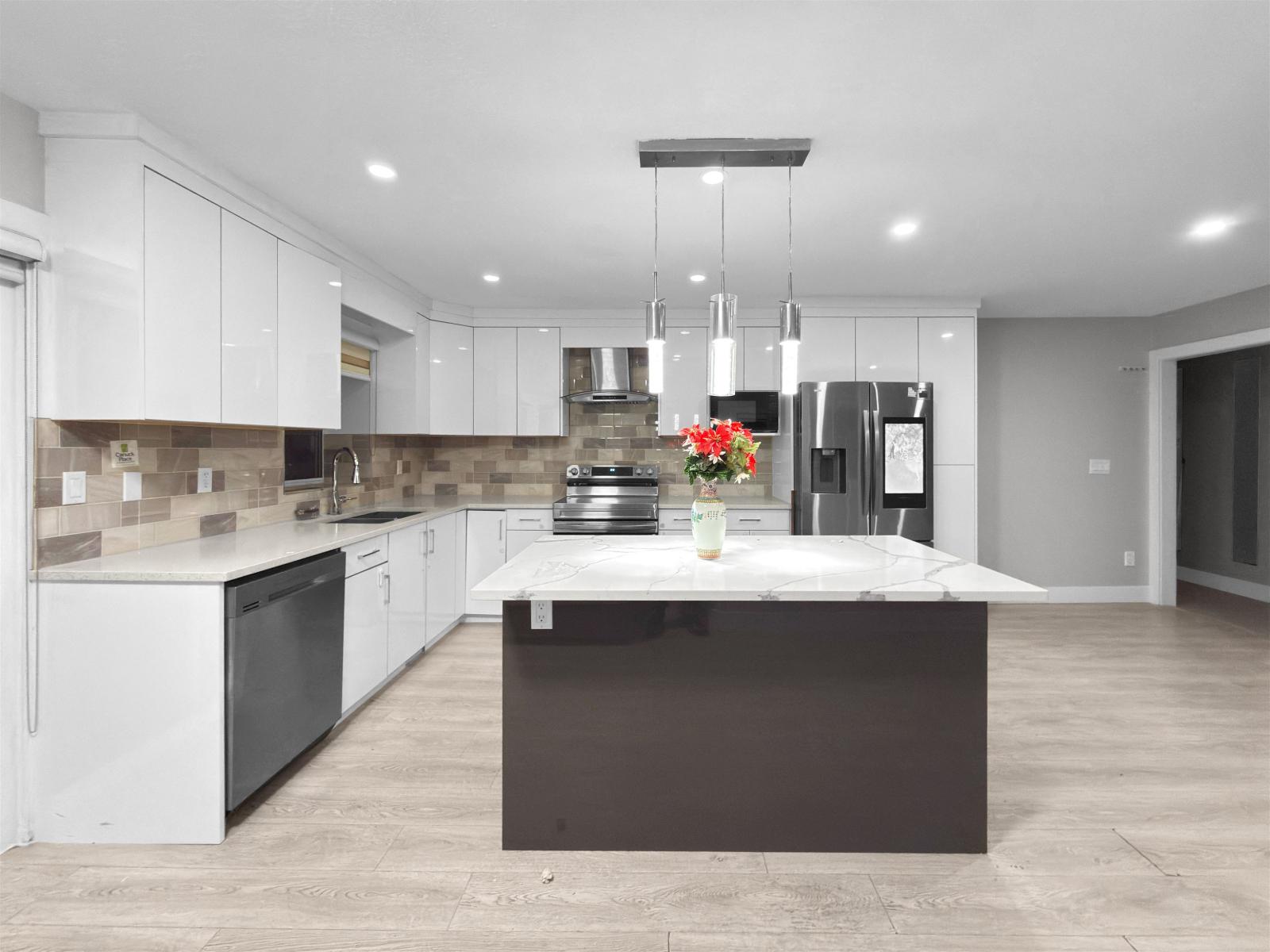 15335 111 Avenue, Surrey, British Columbia  V3R 9H7 - Photo 3 - R3093134