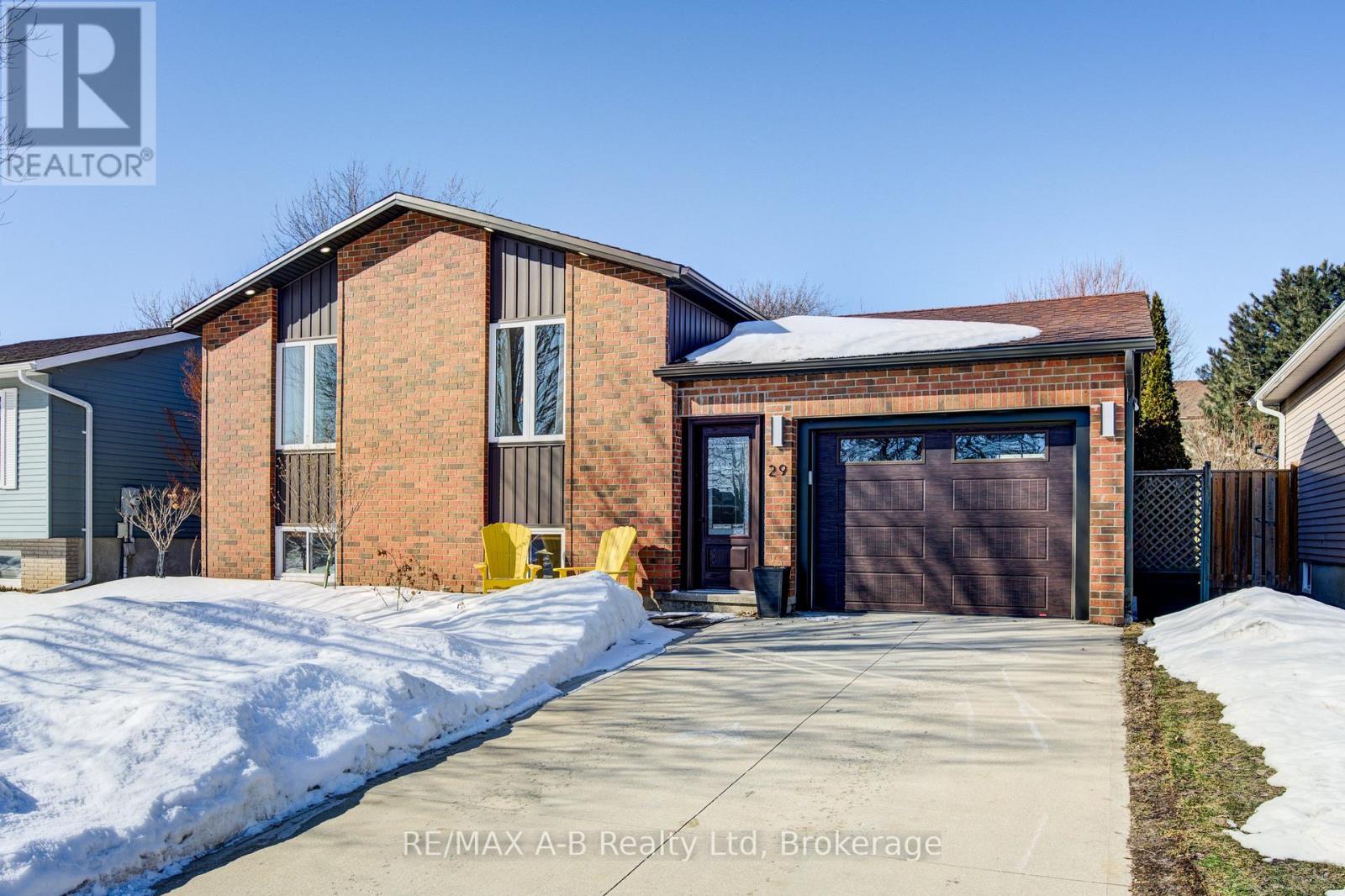 29 Dunsford Crescent, St. Marys, Ontario  N4X 1A5 - Photo 2 - X12840536