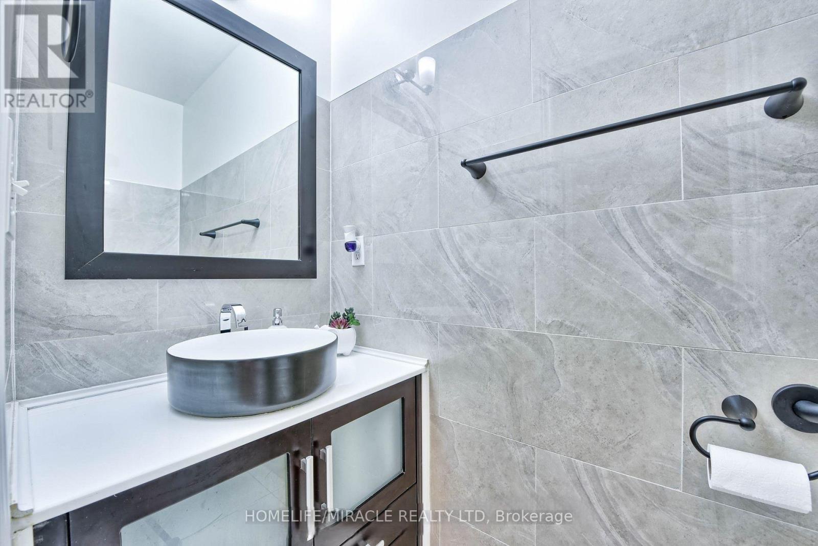 215 Bachman Drive, Vaughan, Ontario  L6A 3V9 - Photo 5 - N12836766