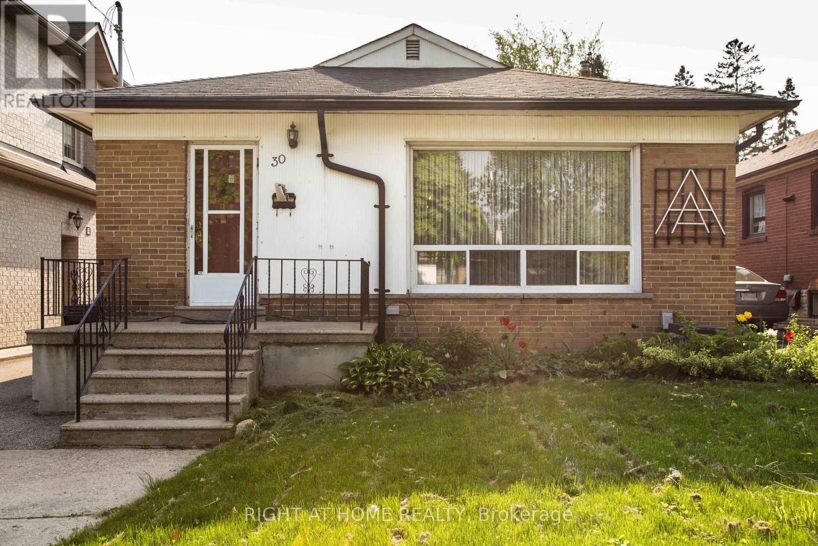 30 NORTHAMPTON DRIVE, Toronto, Ontario