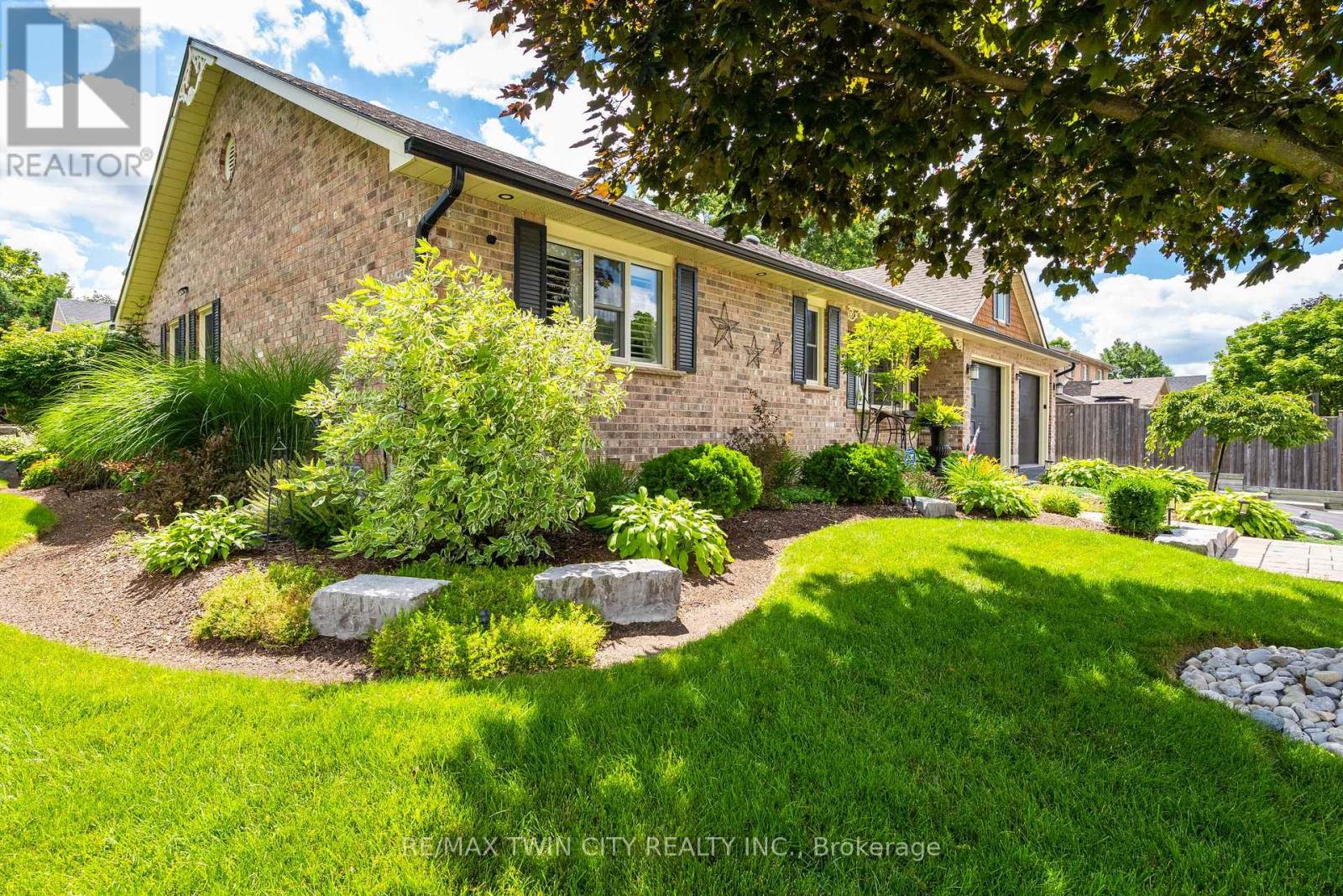 71 Santa Maria Drive, Cambridge, Ontario  N1R 8A2 - Photo 3 - X12840578