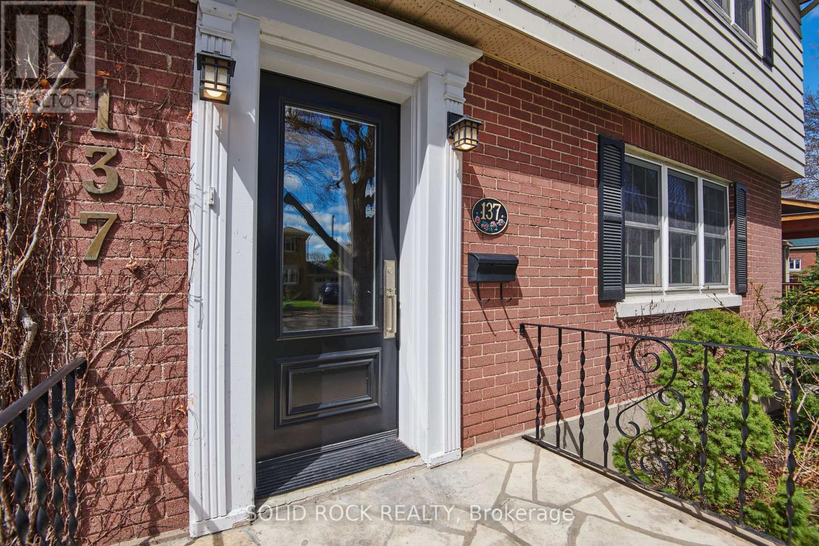 137 Southern Drive, Ottawa, Ontario  K1S 0P7 - Photo 2 - X12840706